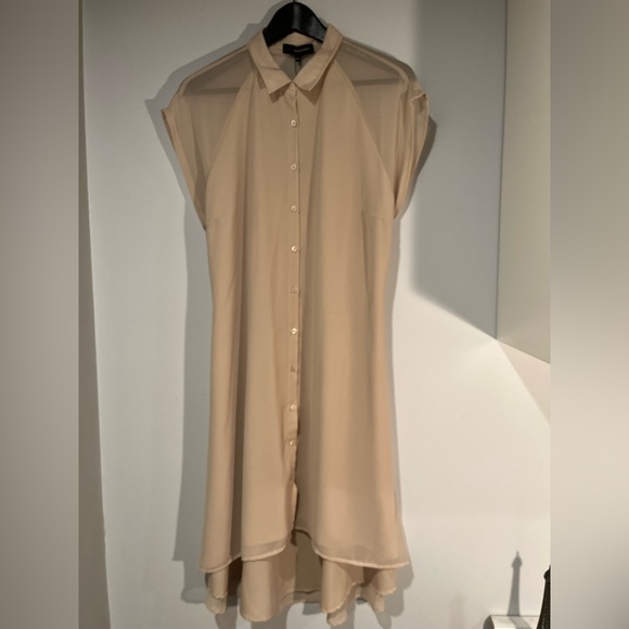 This Jeanne Beker size 14P, 100% polyester with buttons going down the front - Picture 3 of 10